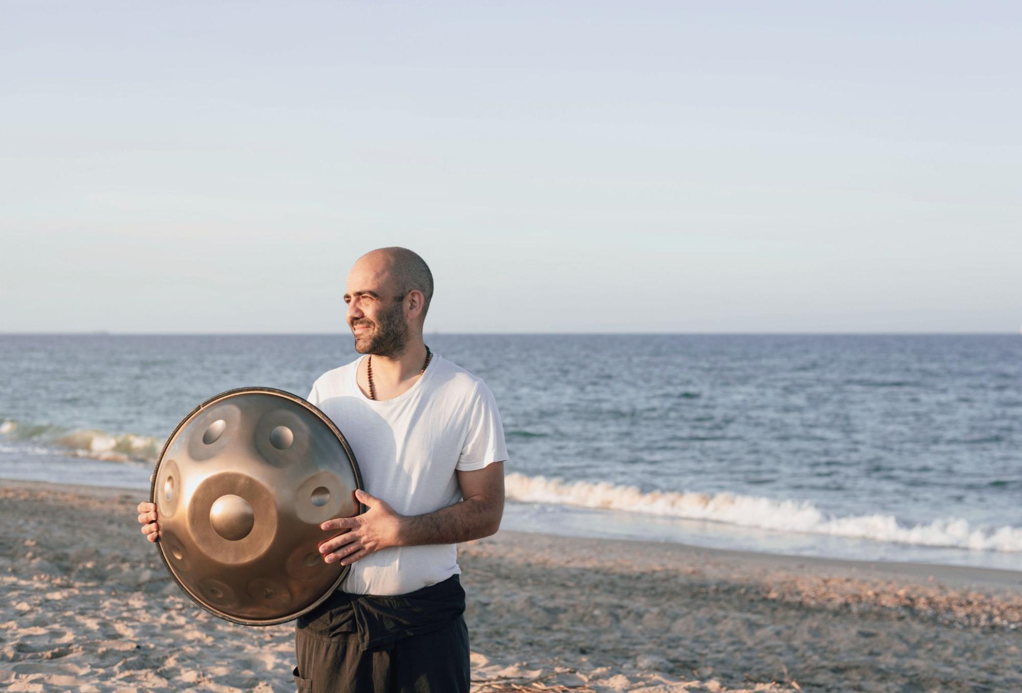 Handpan player